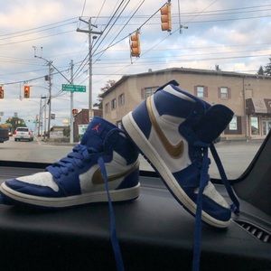 Nike Jordan retro 1 sneakers SZ 1 royal blue gold